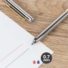 Primer plano del portaminas Milan usando los bolígrafos de tinta azul y roja con punta de 0,7 mm, ofreciendo escritura fluida y colores vibrantes.