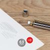 Primer plano mostrando el trazo limpio del portaminas Milan con mina HB de 0,5 mm. Ideal para escritura precisa o dibujo técnico, incluye goma bajo el capuchón.