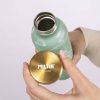 Imagen de la apertura y tapa dorada grabada de la botella MILAN Lava Verde de 500 ml. Ideal para bebidas calientes o frías.