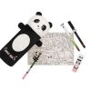 Un adorable estuche de panda con la frase “Hug Me”, acompañado de bolígrafos, lápices, goma de borrar y un cuaderno para colorear. Perfecto para llevar tu material escolar con estilo.