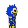 Primer plano del simpático monstruo azul de tres ojos del pegamento Legami, con diseño divertido y colorido.