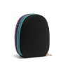 Vista trasera en acabado negro liso con detalles en tonos vibrantes. Un bolso versátil que combina fácilmente con cualquier look.