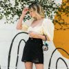 Imagen lifestyle que muestra cómo llevar el monedero como accesorio de muñeca. Perfecto para un look práctico y con estilo.