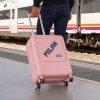 Maleta de cabina MILAN en color rosa en uso real, con ruedas giratorias y diseño ligero, perfecta para viajar con comodidad y estilo.