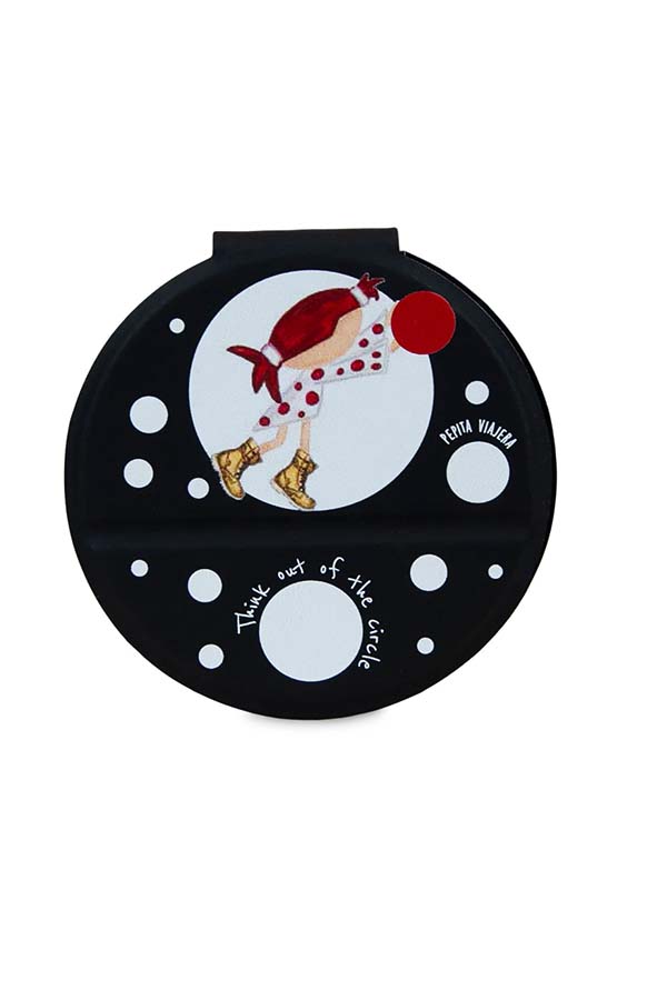 Compacto, ligero e irrompible. Ideal para retoques rápidos en cualquier momento del día.