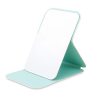 Elegante espejo portátil en tono verde pastel, con diseño práctico para usarlo apoyado cómodamente.