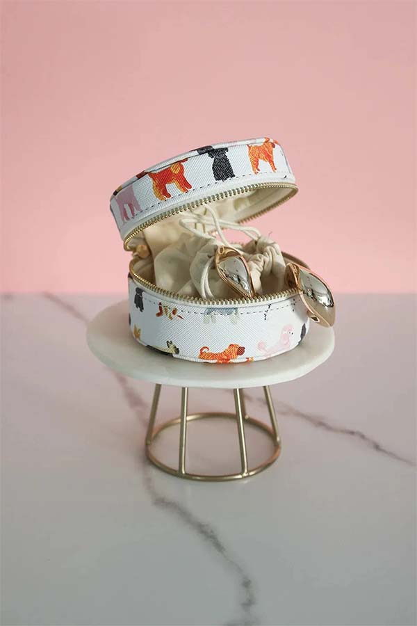 Interior acolchado que protege tus joyas del roce y los golpes, ideal para viajes o uso diario.