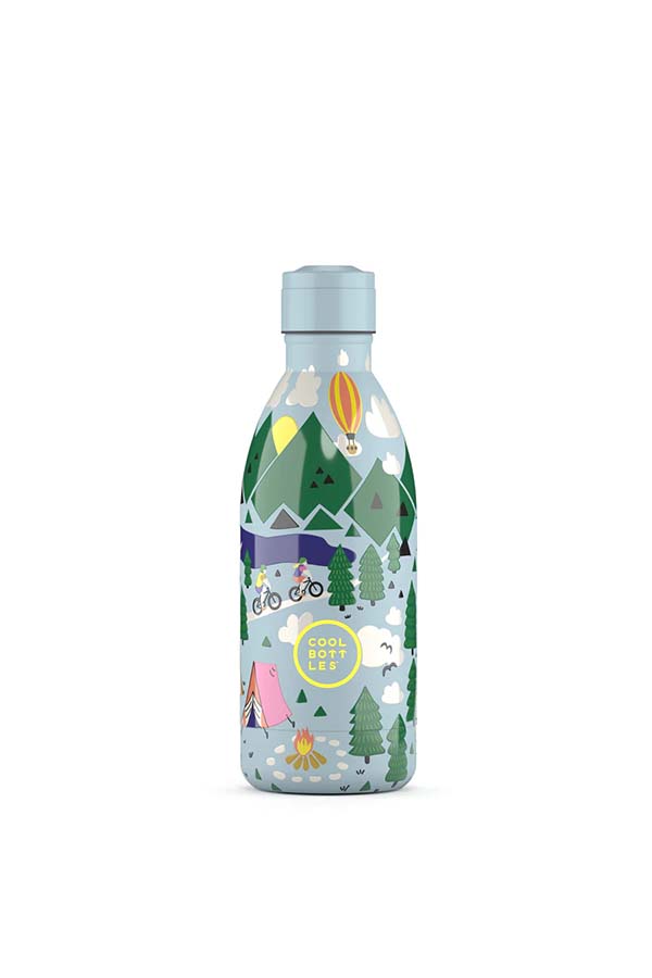 Botella reutilizable infantil con ilustraciones de montaña, camping y naturaleza. Fabricada en acero inoxidable con aislamiento térmico para mantener las bebidas frías y calientes durante horas.